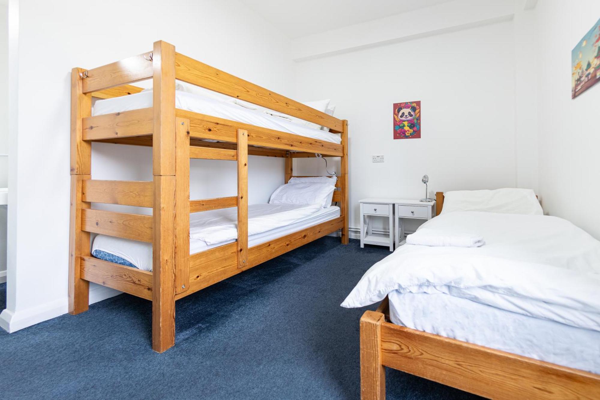 Bed 3-Bed Female Dormitory Room,1758582979:JPEG